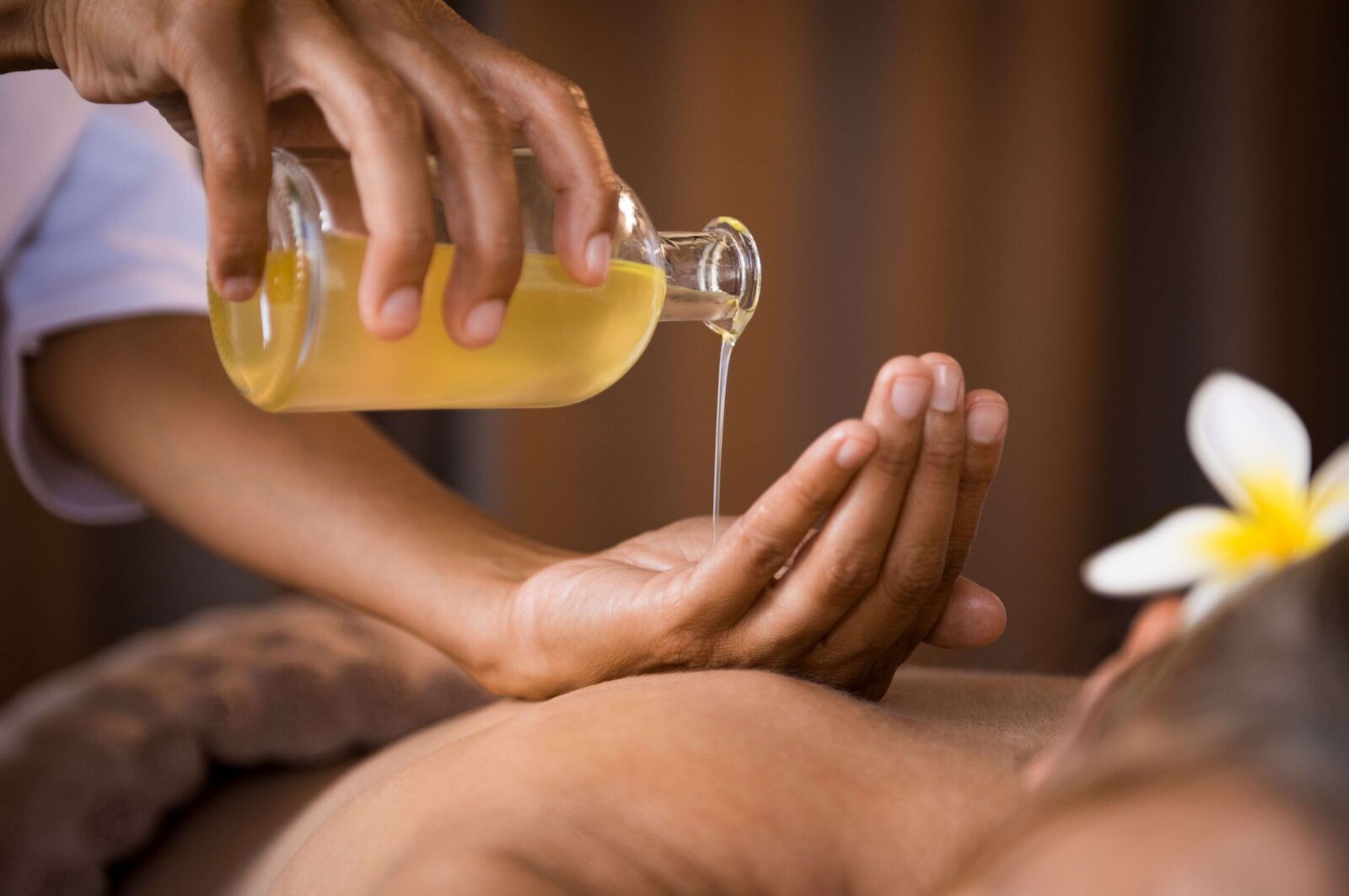Dlaczego łączymy masaż z aromaterapią?