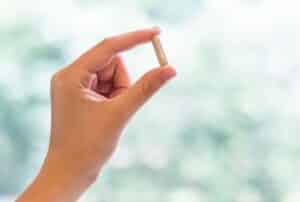 Zdjęcie przedstawia tabletkę z melatoniną